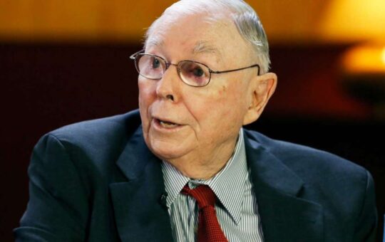 Joe Kernen Calls Out Charlie Munger for Being Ignorant on Bitcoin