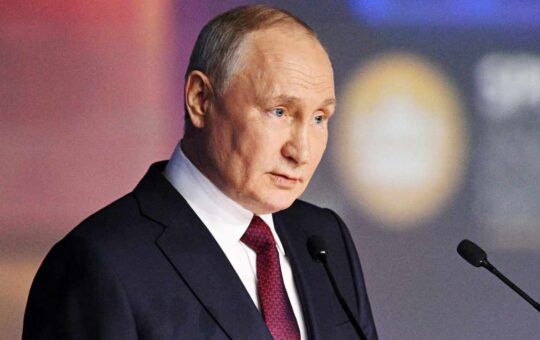 Putin Says US Dollar Dominance Diminishing as Use of ‘Toxic Currencies’ Declines
